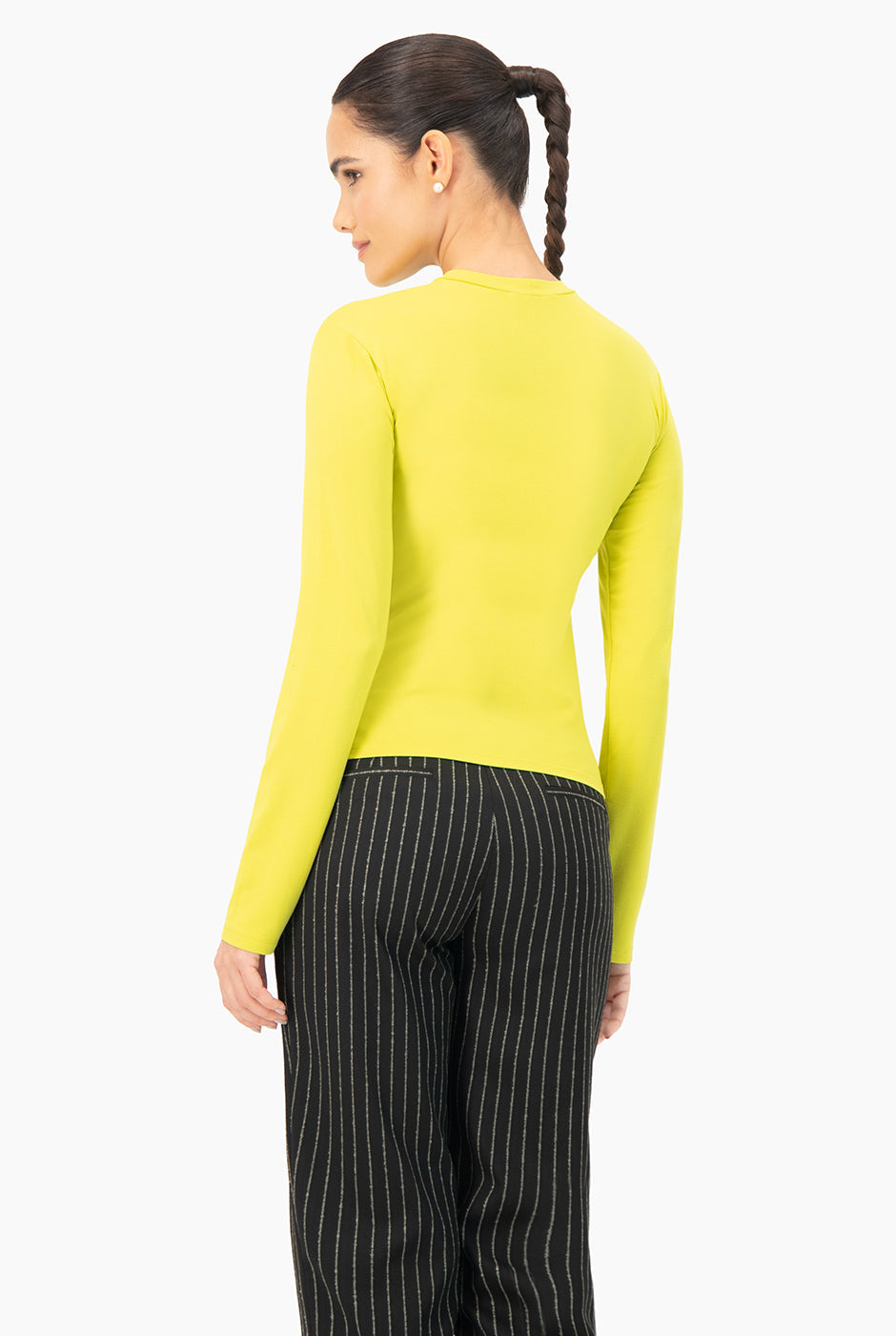 Playera básica verde claro de manga larga y cuello redondo