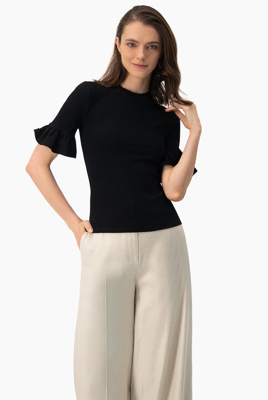 Blusa negra de manga corta con volantes