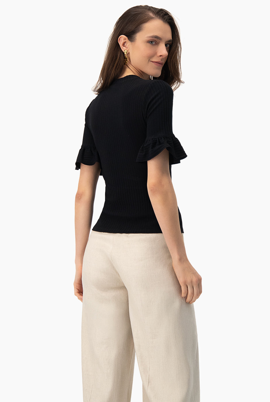 Blusa negra de manga corta con volantes