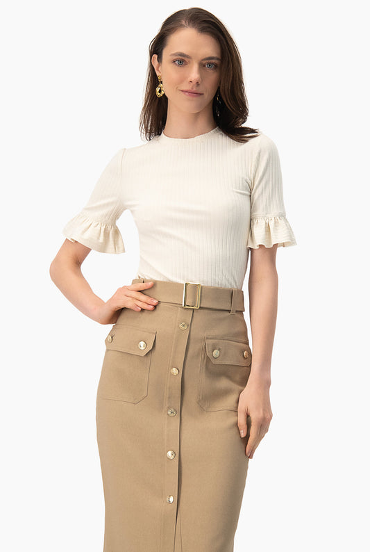 Blusa natural con cuello redondo y volantes