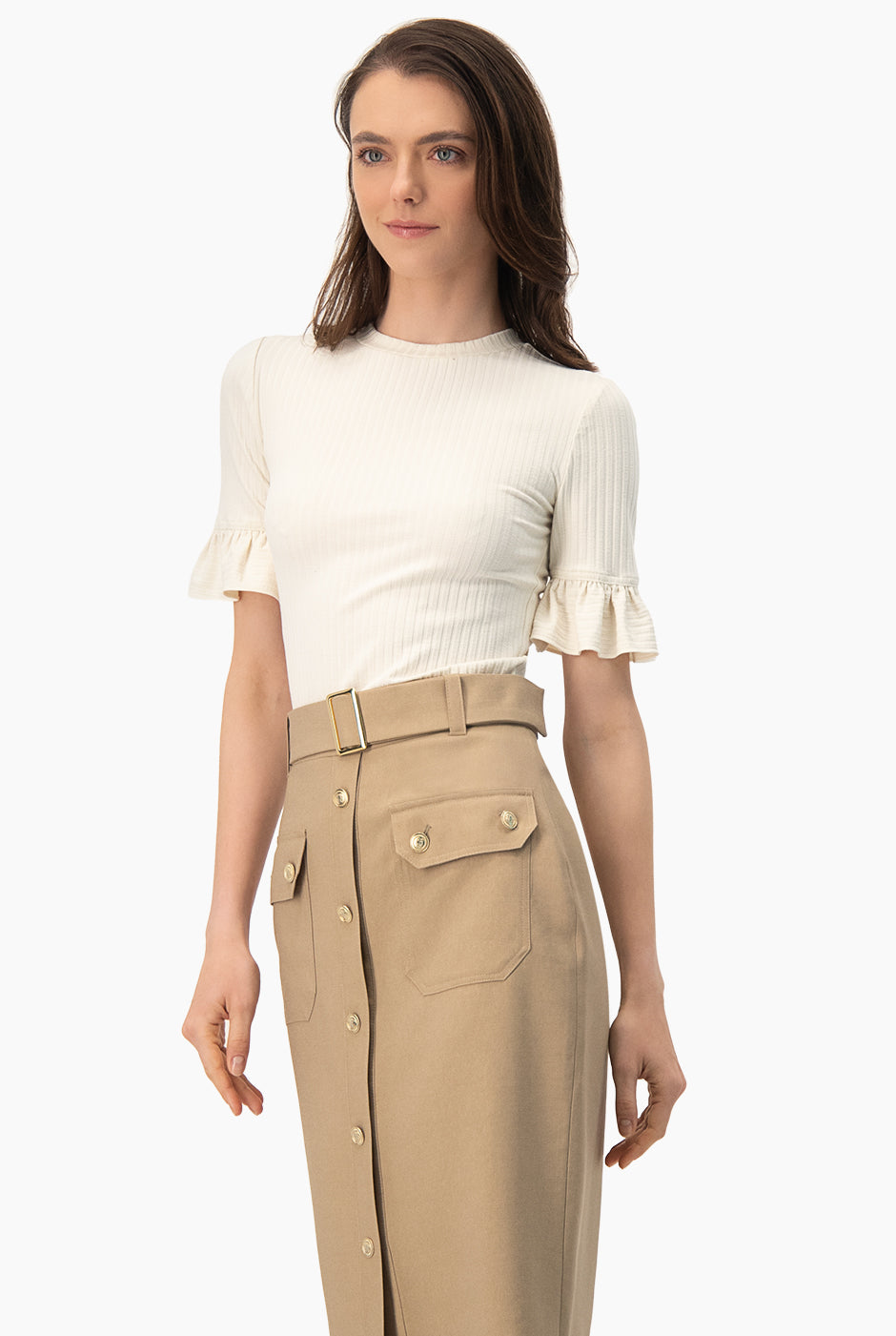 Blusa natural con cuello redondo y volantes