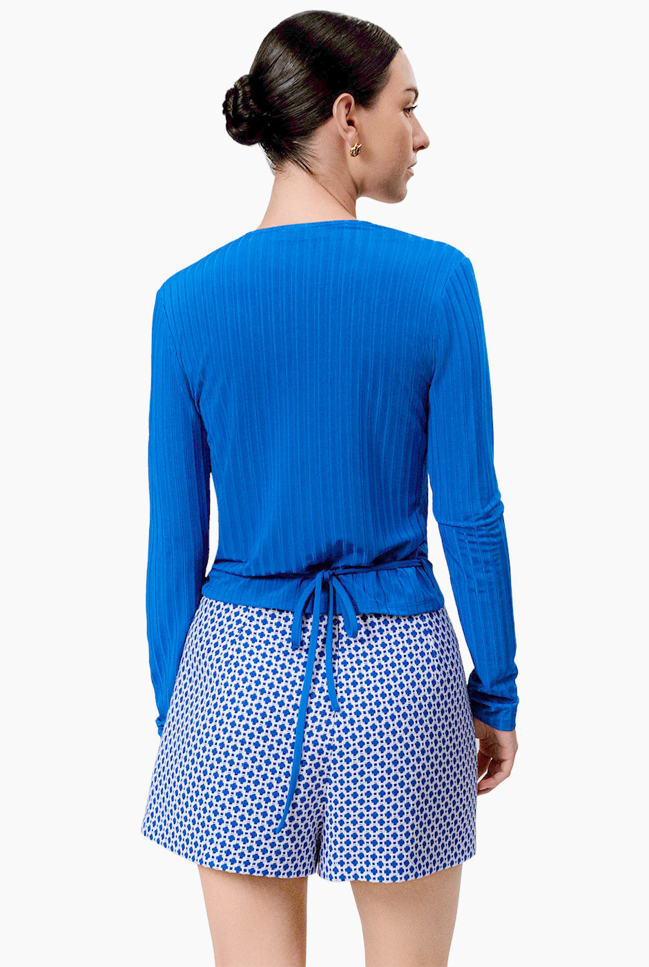 Blusa azul cruzada de manga larga con amarre lateral