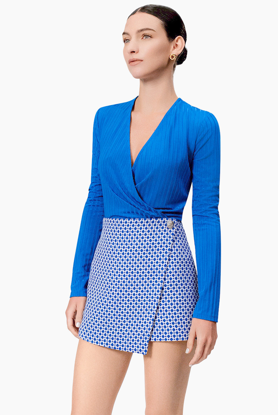 Blusa azul cruzada de manga larga con amarre lateral