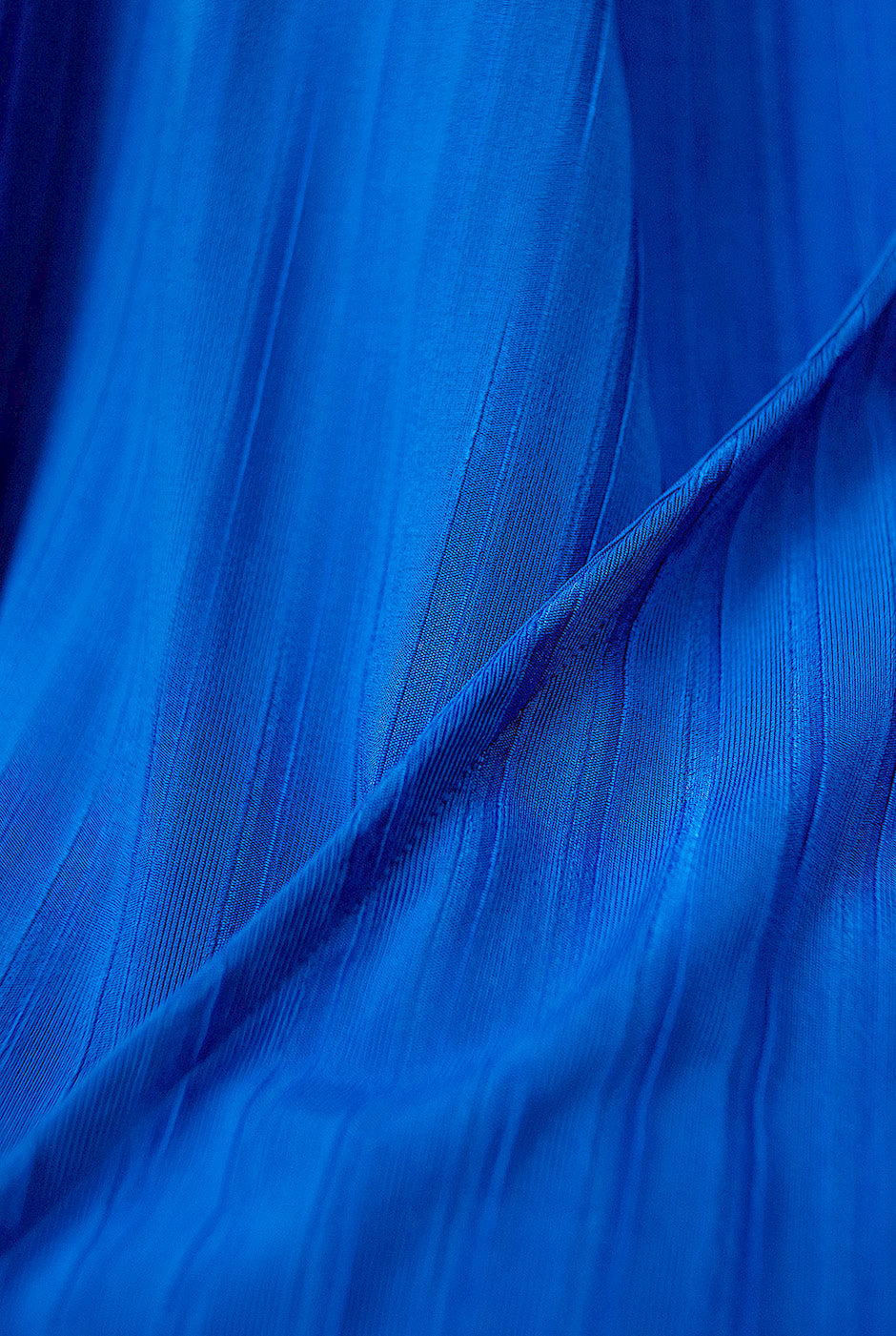 Blusa azul cruzada de manga larga con amarre lateral