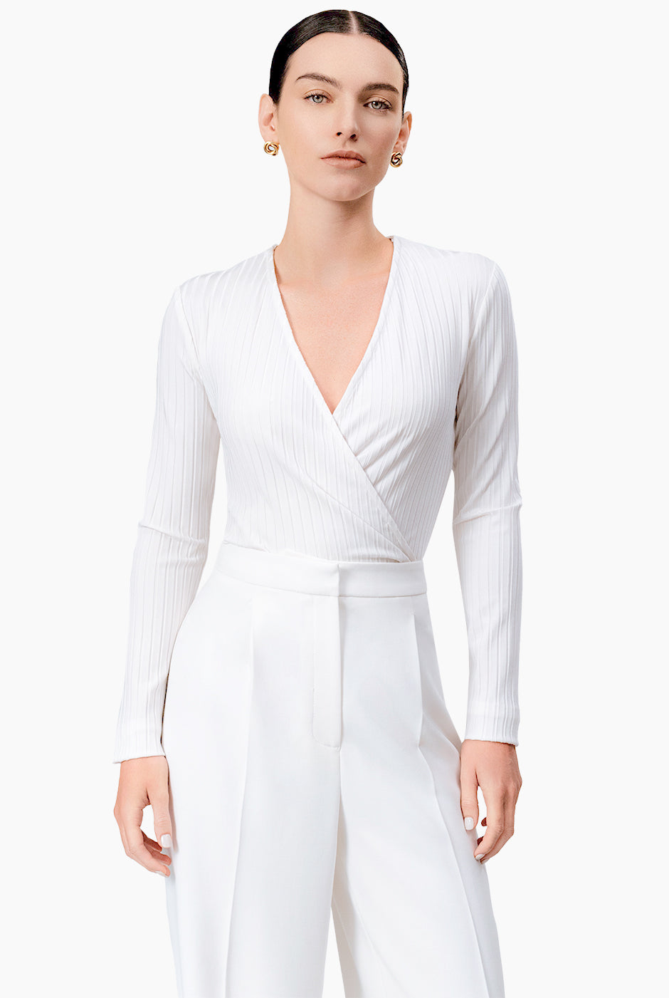 Blusa blanca cruzada con amarre en costado y manga larga