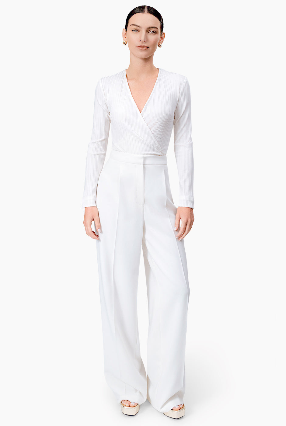 Blusa blanca cruzada con amarre en costado y manga larga