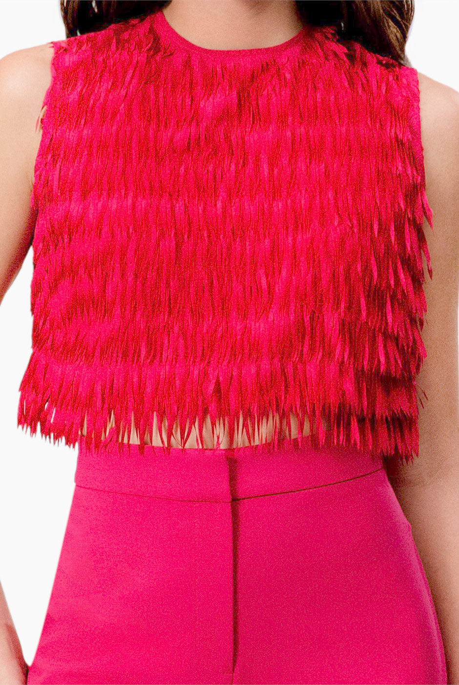 Top corto sin mangas fucsia con flecos y cuello redondo