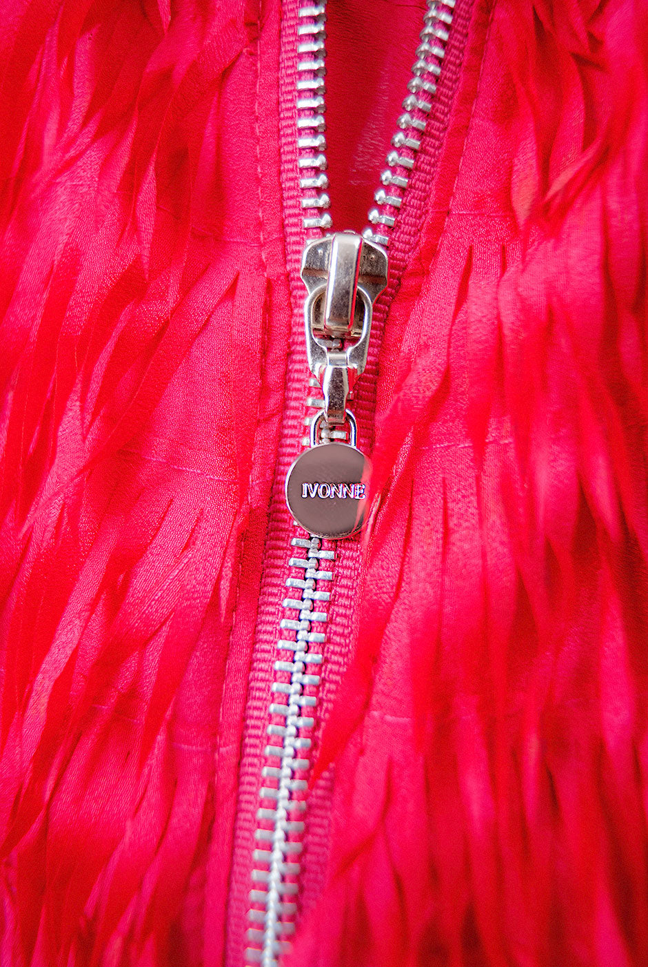 Top corto sin mangas fucsia con flecos y cuello redondo