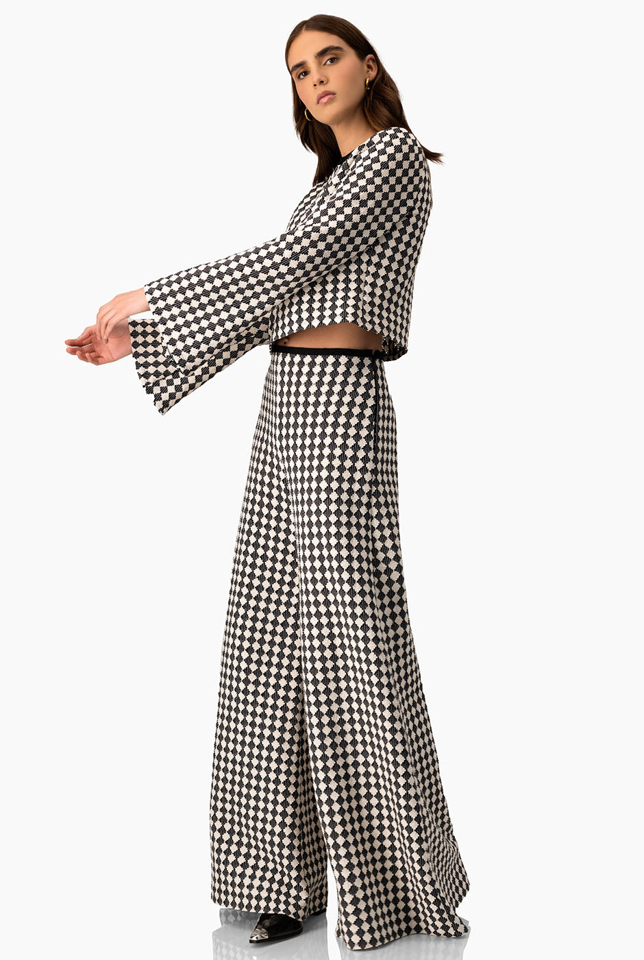 Blusa tejida natural con mangas acampanadas y patrón geométrico.