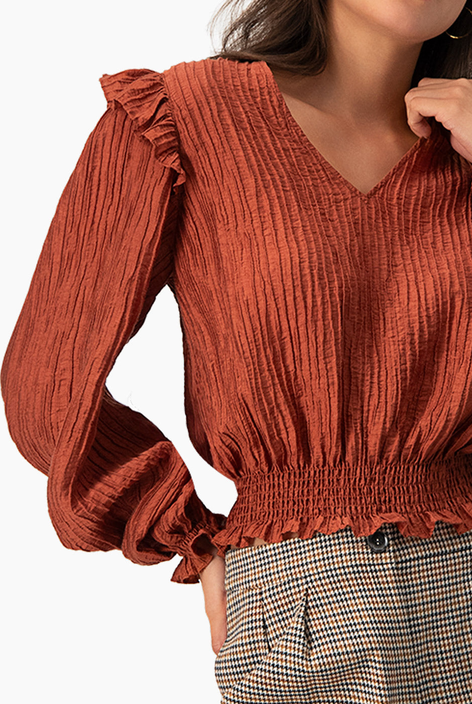 Blusa chedrón con escote en V y volantes en manga larga