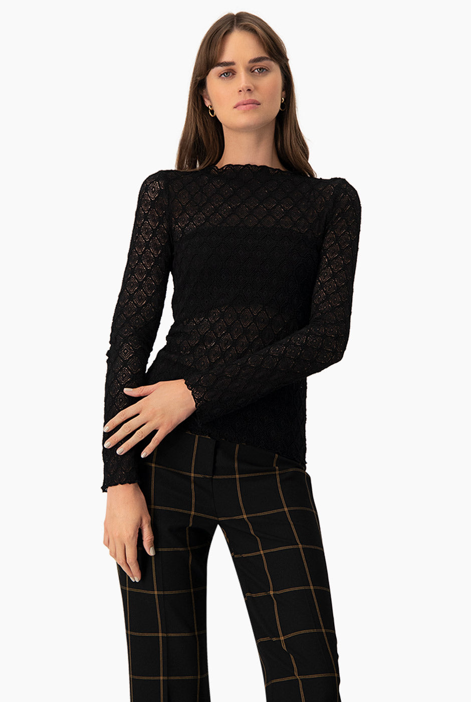 Blusa tejida negra de manga larga con encaje geométrico