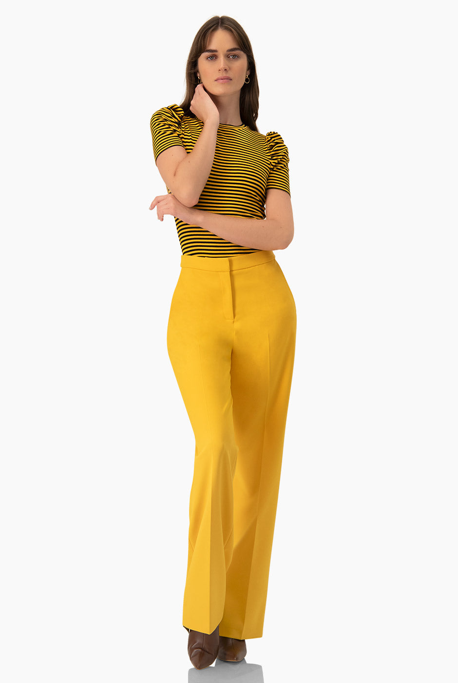 Blusa recta amarilla con rayas horizontales y manga corta