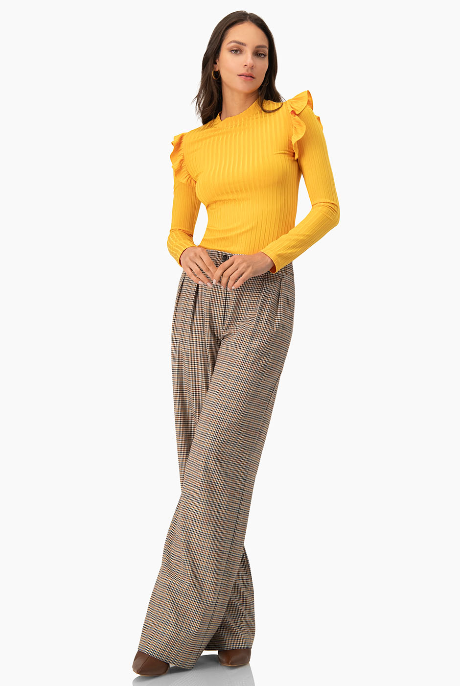 Blusa amarilla de manga larga con volantes y cuello alto