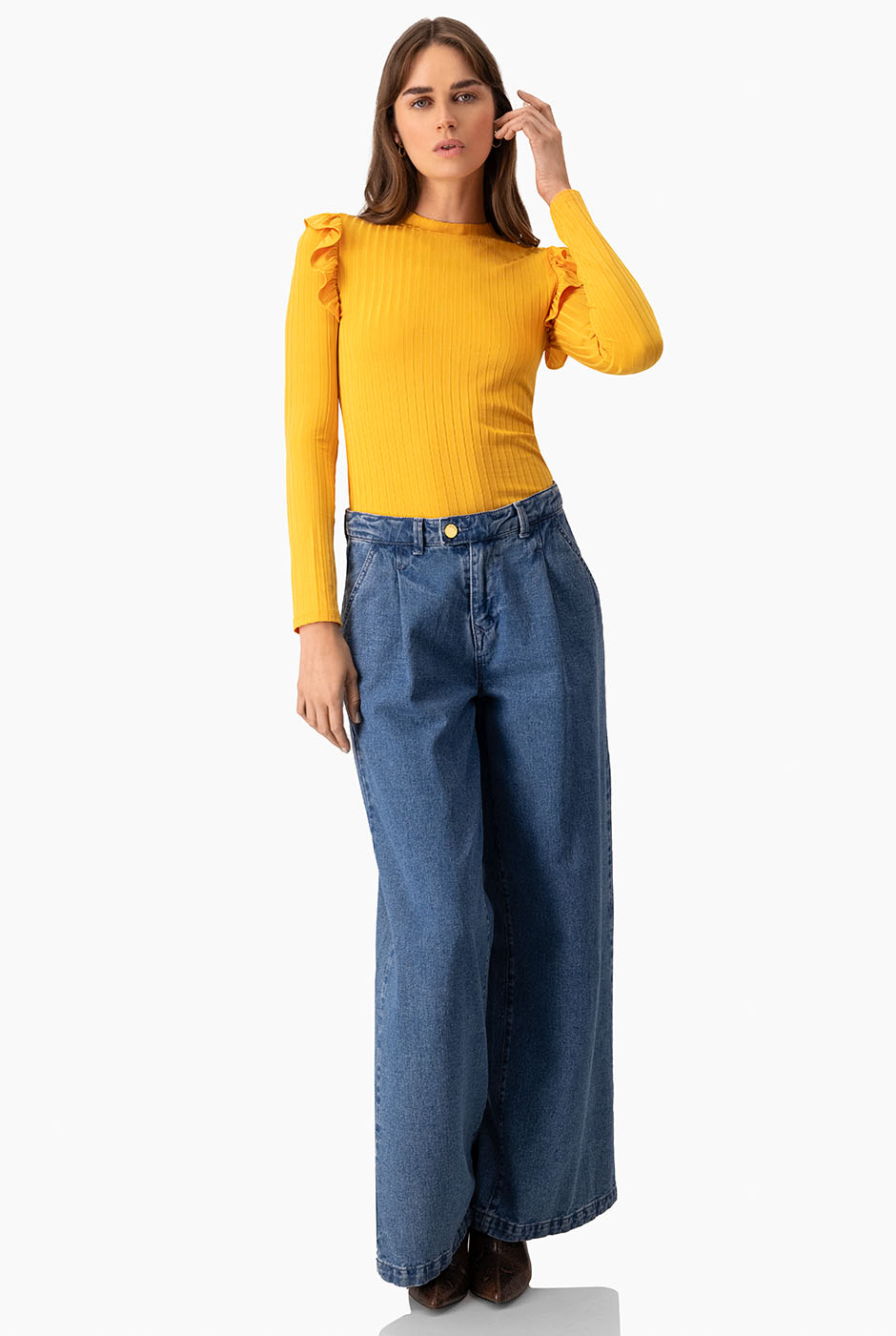 Blusa amarilla de manga larga con volantes y cuello alto