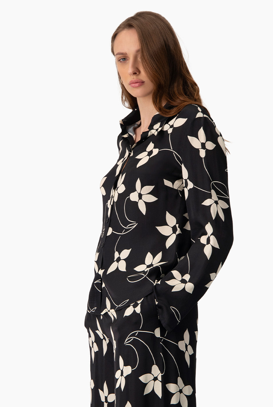 Blusa camisera negra estampada con mangas largas y botones