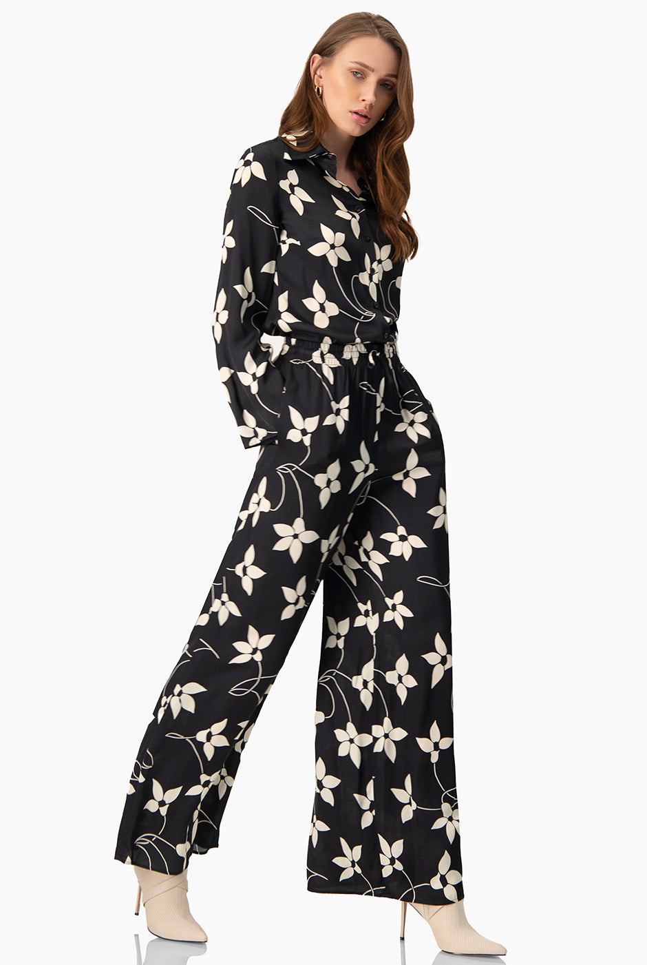 Blusa camisera negra estampada con mangas largas y botones