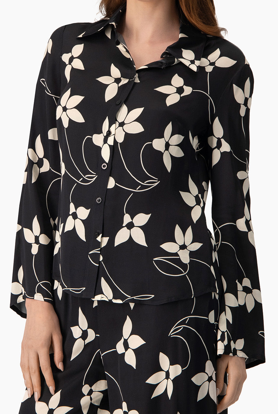 Blusa camisera negra estampada con mangas largas y botones