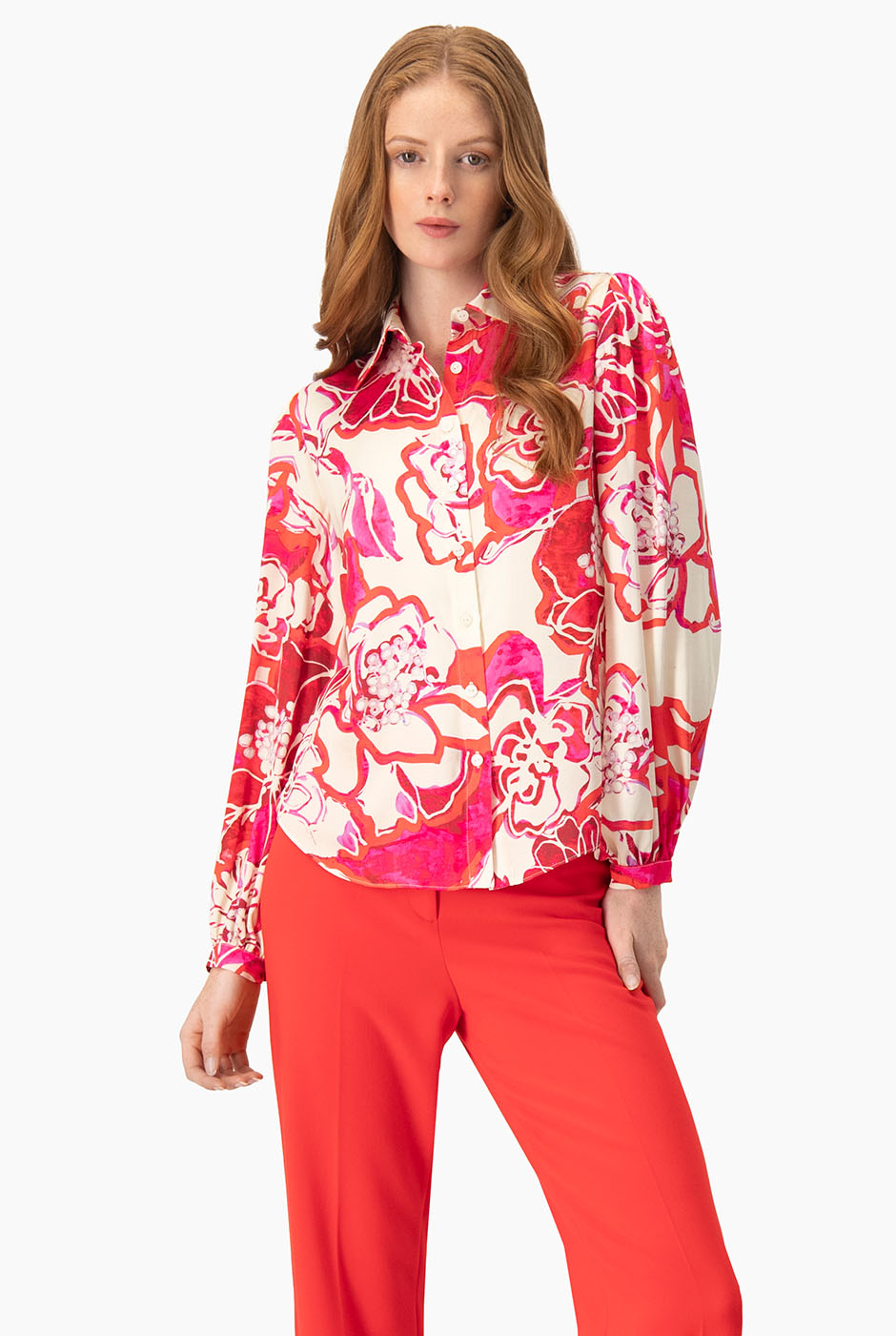 Blusa camisera fucsia con estampado floral y botones frontales