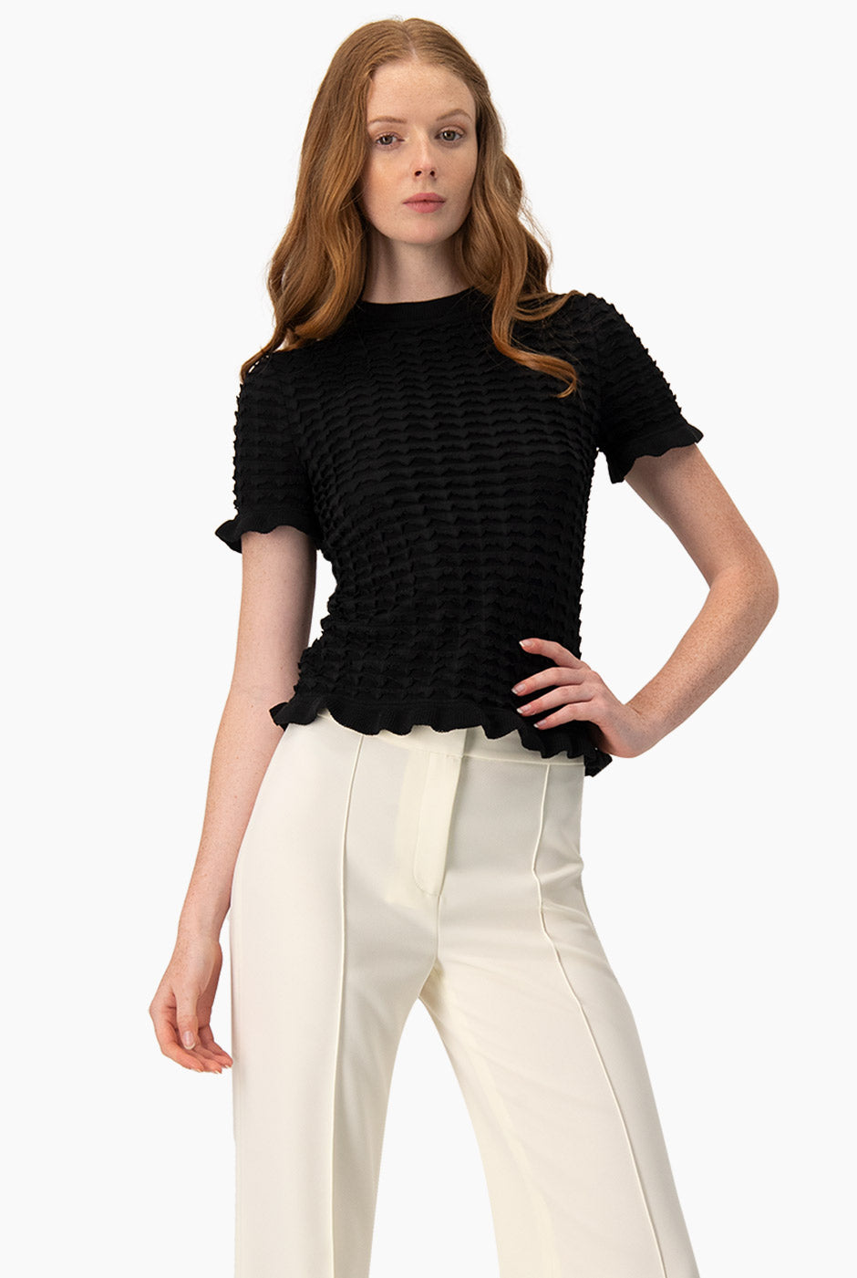 Blusa tejida negra con olanes y textura acanalada