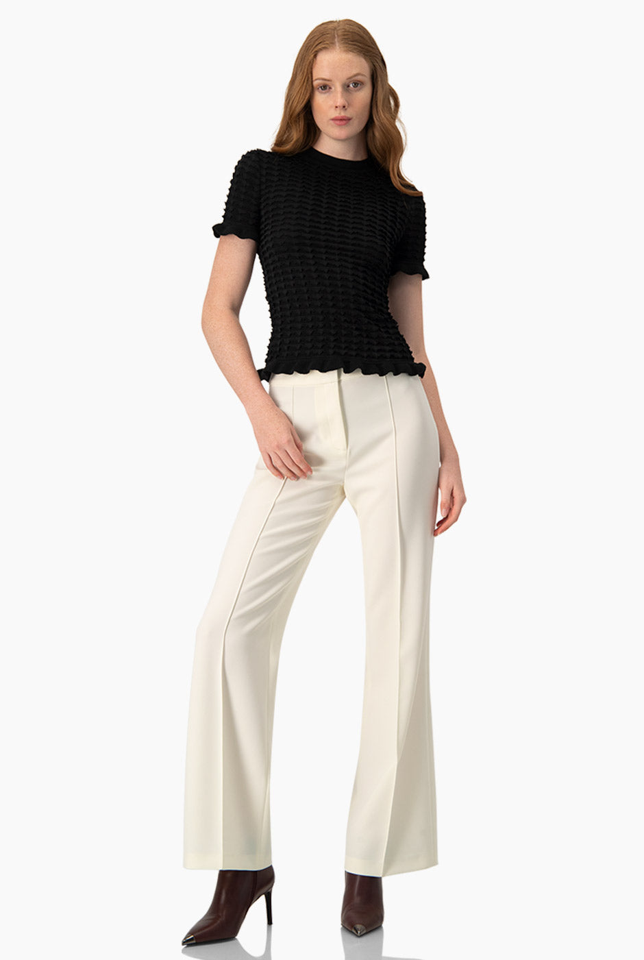 Blusa tejida negra con olanes y textura acanalada