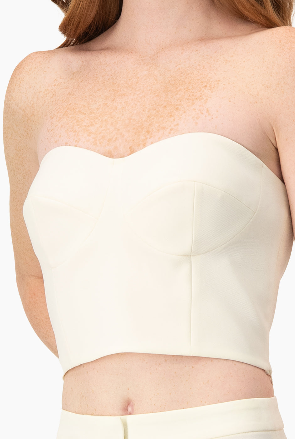 Top bustier liso natural con escote corazón