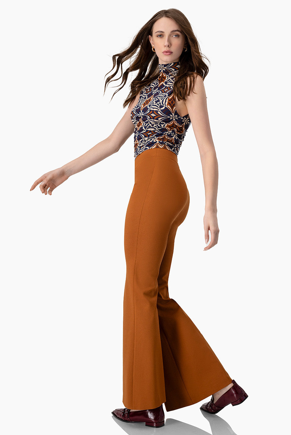 Blusa sin mangas multicolor con frunce lateral y cuello alto