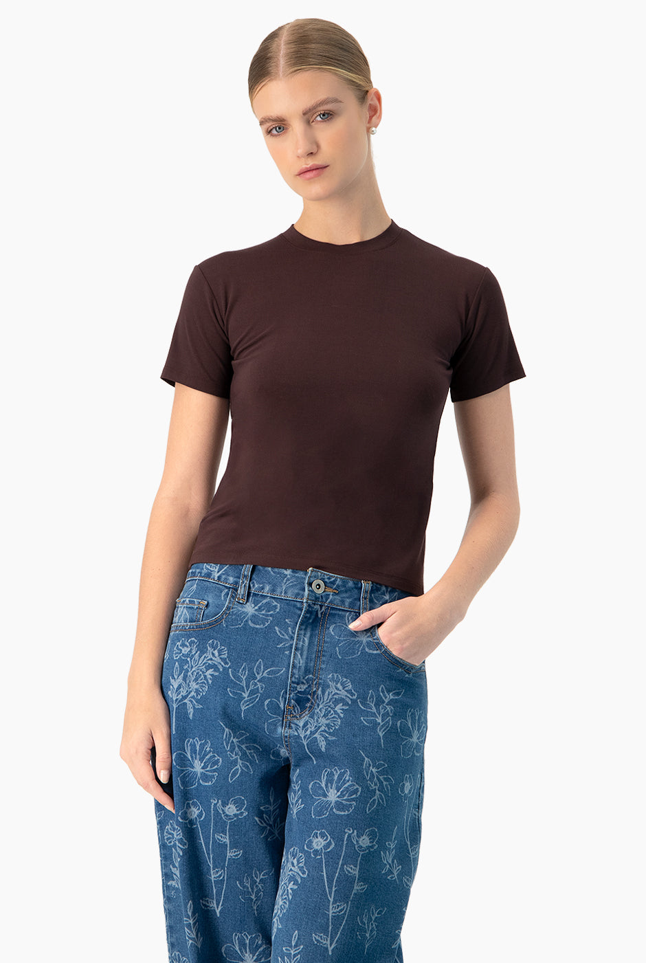 Playera básica café lisa de manga corta, estilo casual