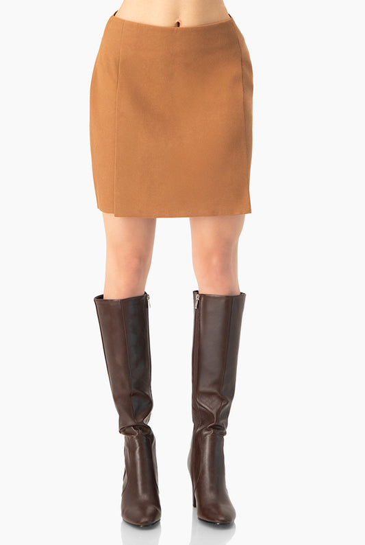 Falda corta café entallada con cierre trasero