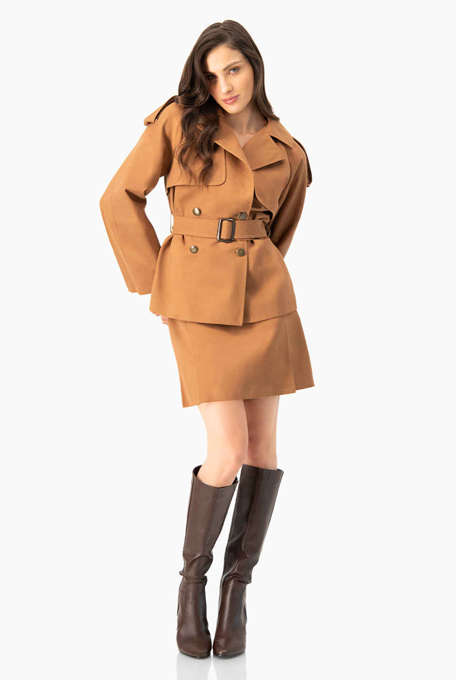 Falda corta café entallada con cierre trasero