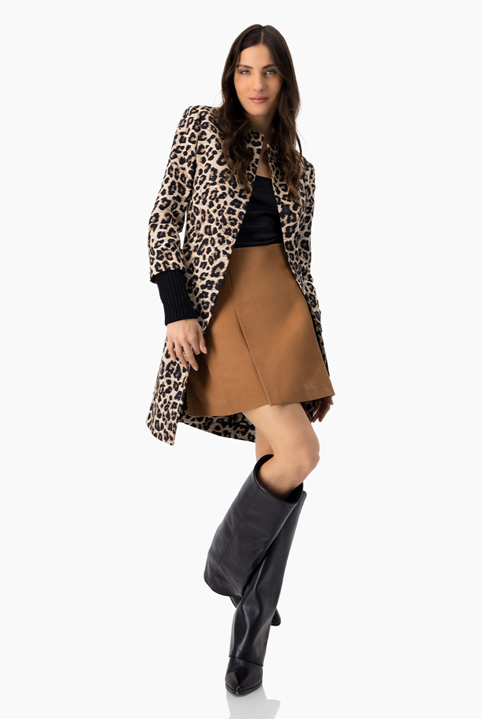 Falda corta café entallada con cierre trasero