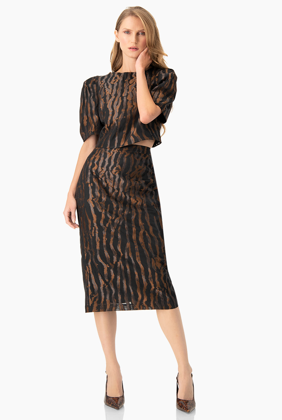 Falda negra midi con estampado animal print y abertura trasera