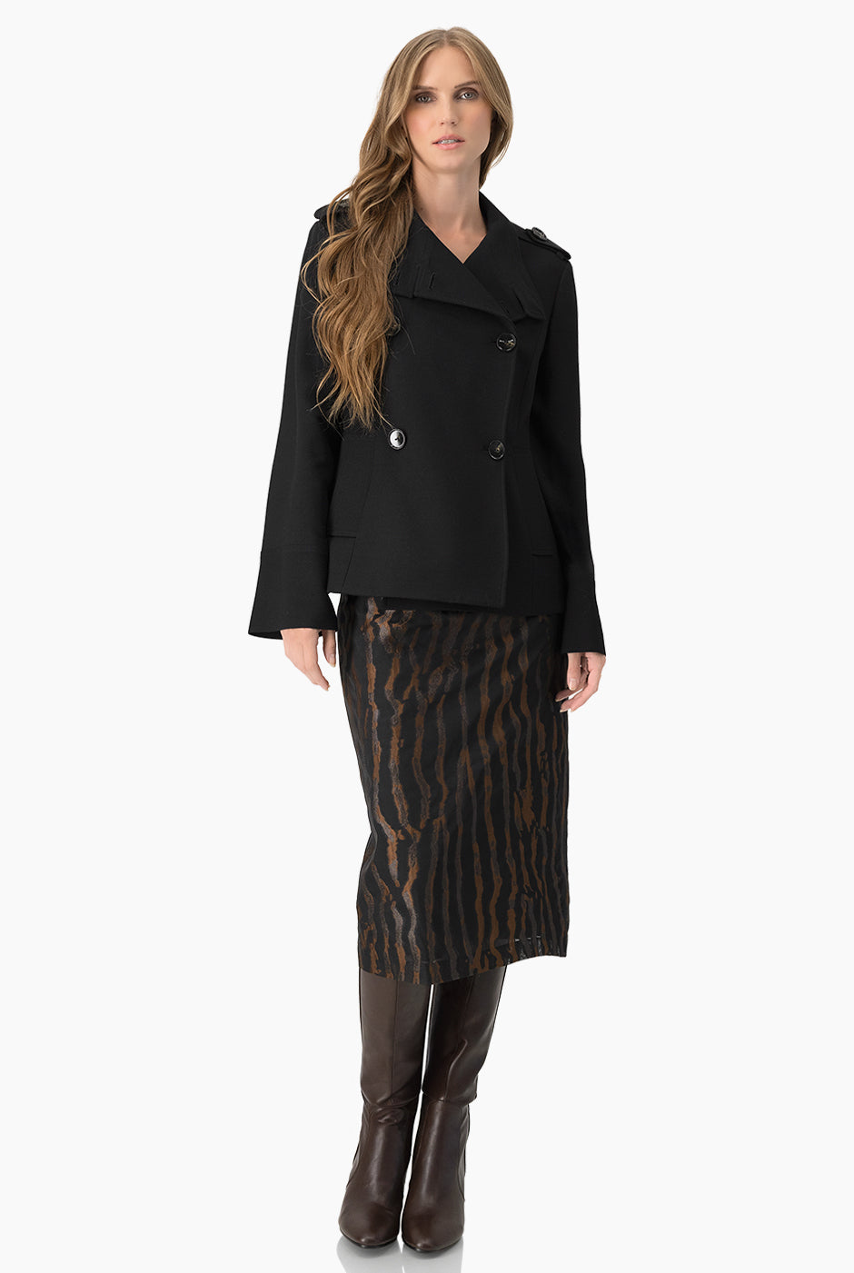 Falda negra midi con estampado animal print y abertura trasera