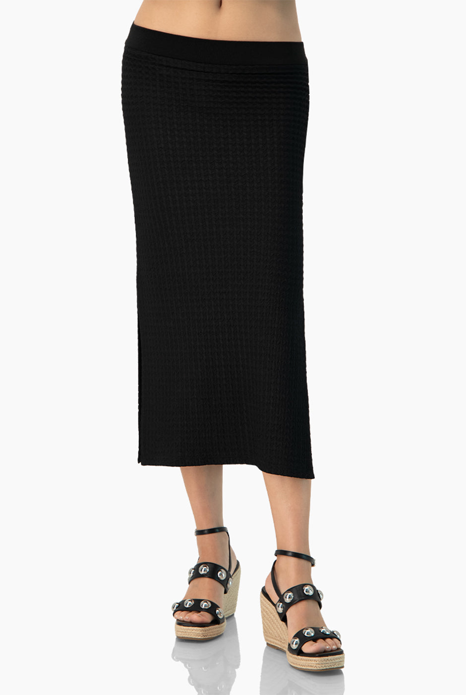 Falda negra midi con aberturas laterales