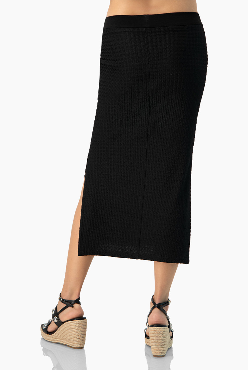 Falda negra midi con aberturas laterales