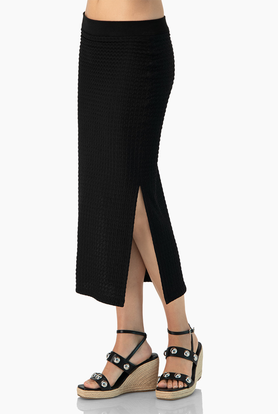 Falda negra midi con aberturas laterales