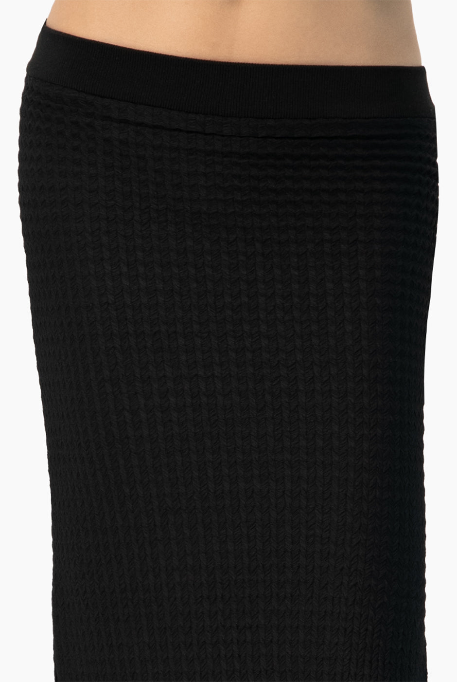 Falda negra midi con aberturas laterales