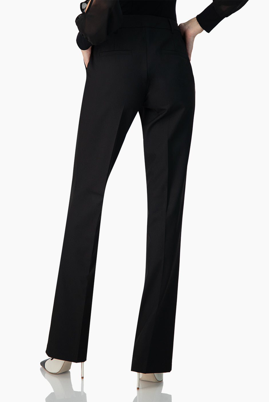 Pantalón recto negro con presillas y bolsillos de Ivonne Basics