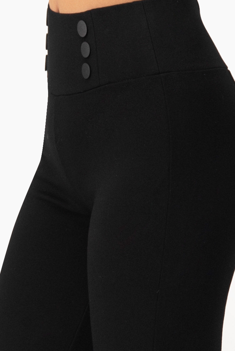 Pantalón slim negro con botones decorativos y pretina ancha