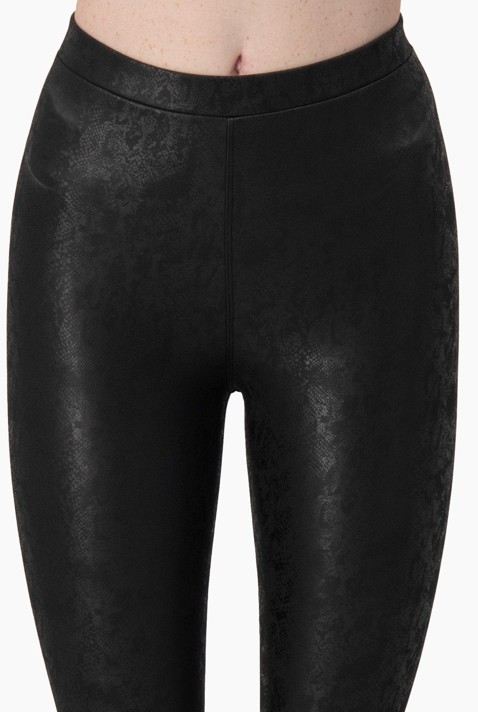 Pantalón negro con estampado de cocodrilo y superficie brillante