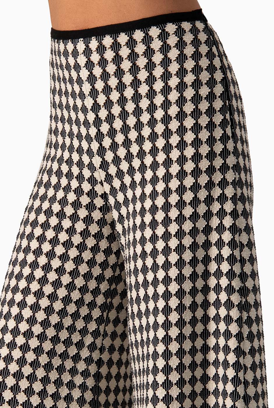 Pantalón tejido amplio en color natural con estampado geométrico