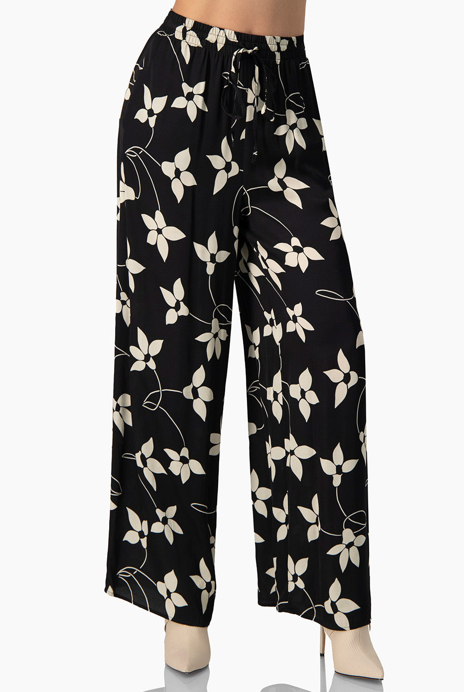Pantalón amplio negro con estampado floral y bolsillos