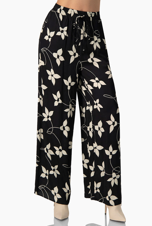 Pantalón amplio negro con estampado floral y bolsillos
