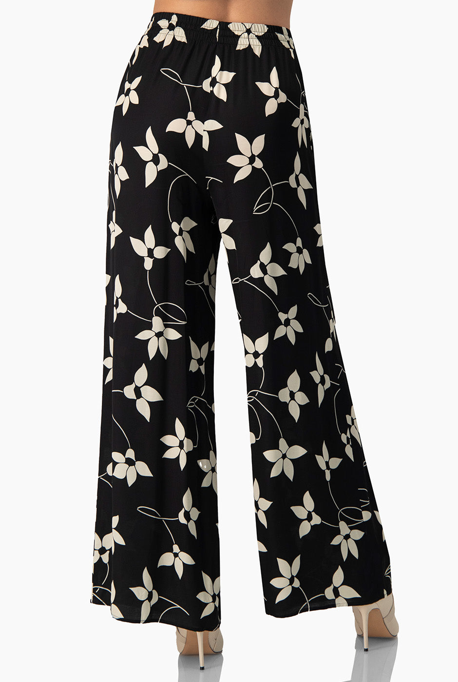 Pantalón amplio negro con estampado floral y bolsillos