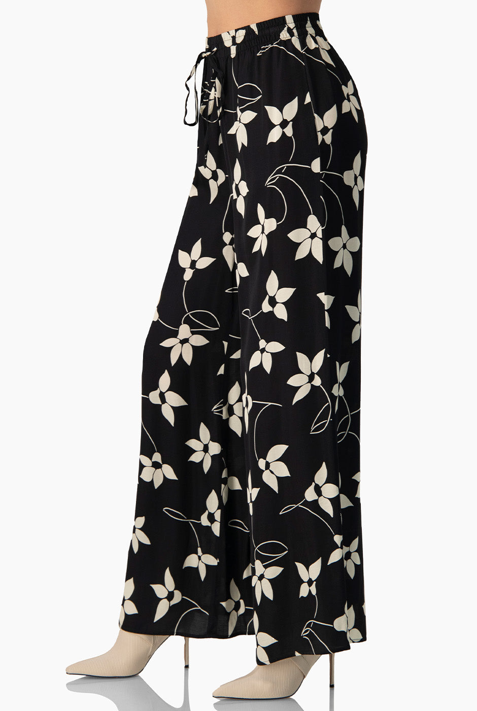 Pantalón amplio negro con estampado floral y bolsillos