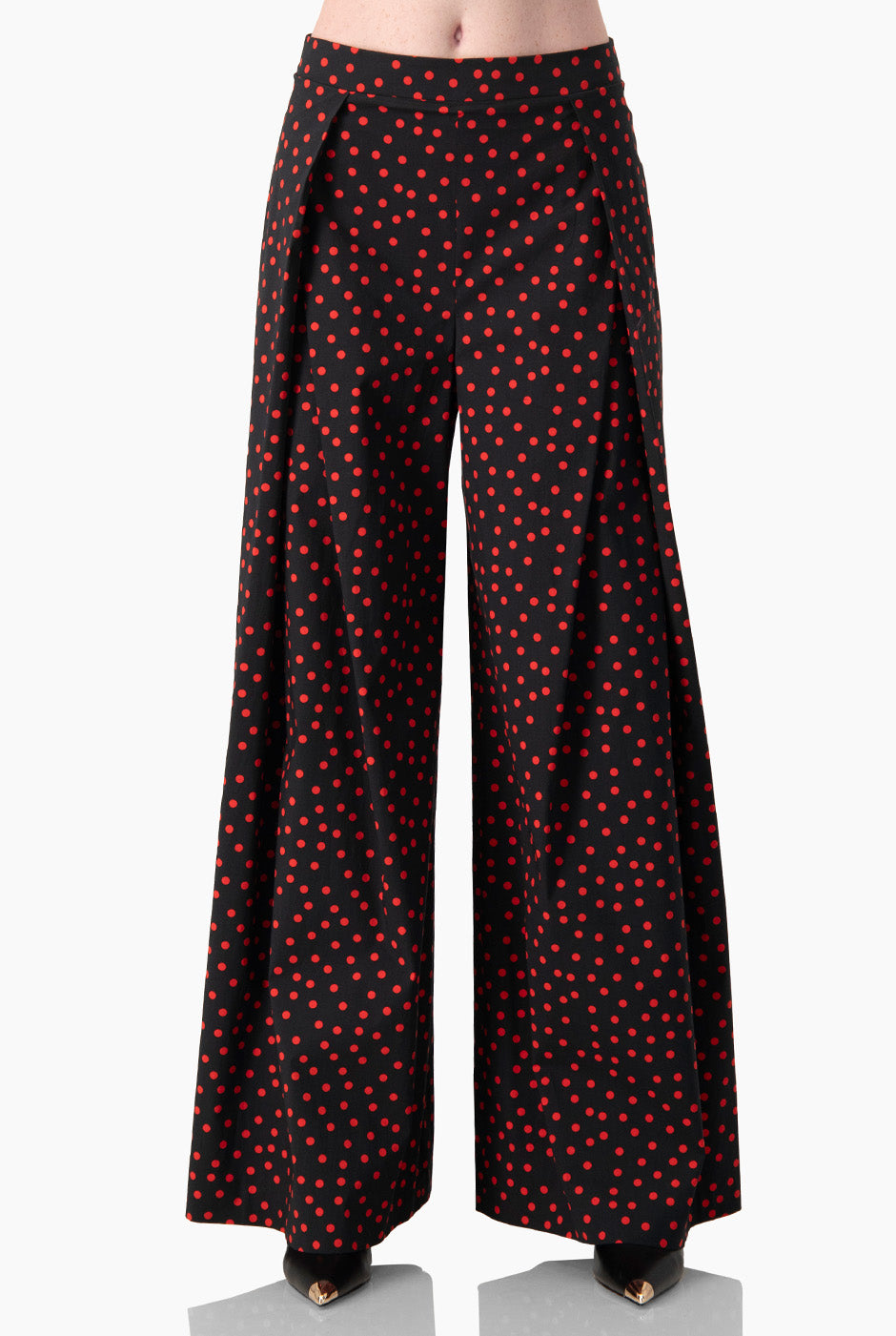 Pantalón amplio con lunares rojos sobre fondo negro