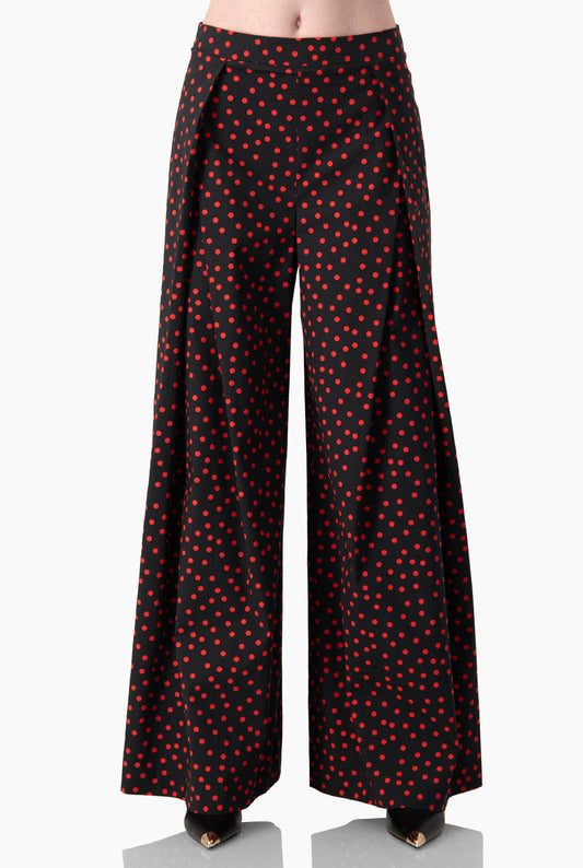 Pantalón amplio con lunares rojos sobre fondo negro