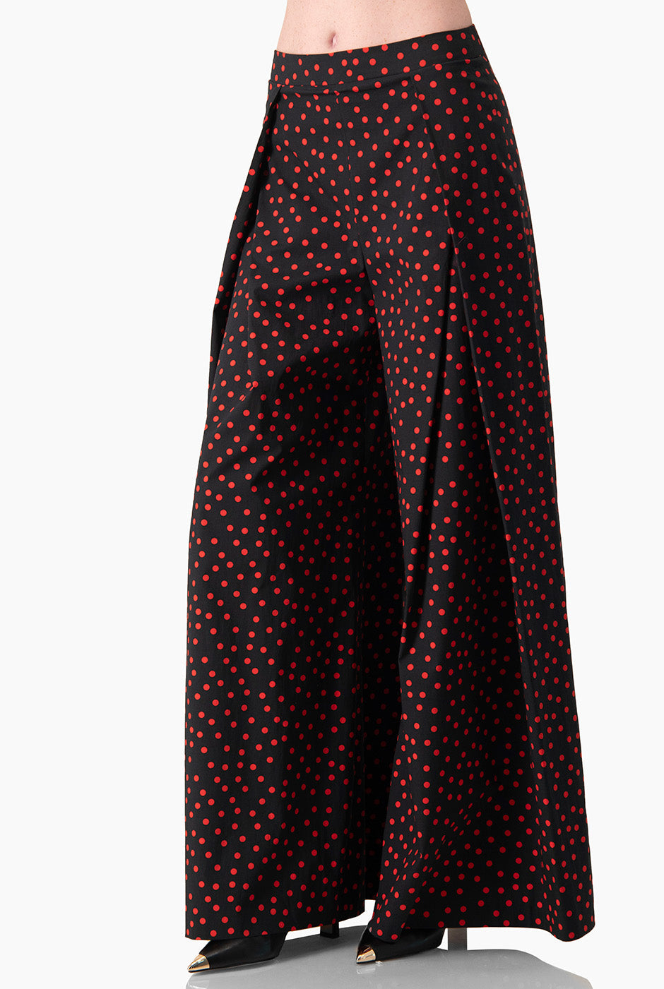 Pantalón amplio con lunares rojos sobre fondo negro