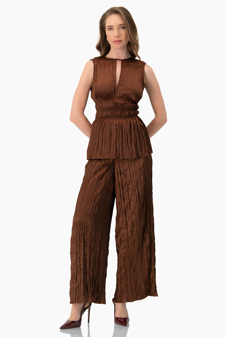 Pantalón recto café de pierna amplia con plisados