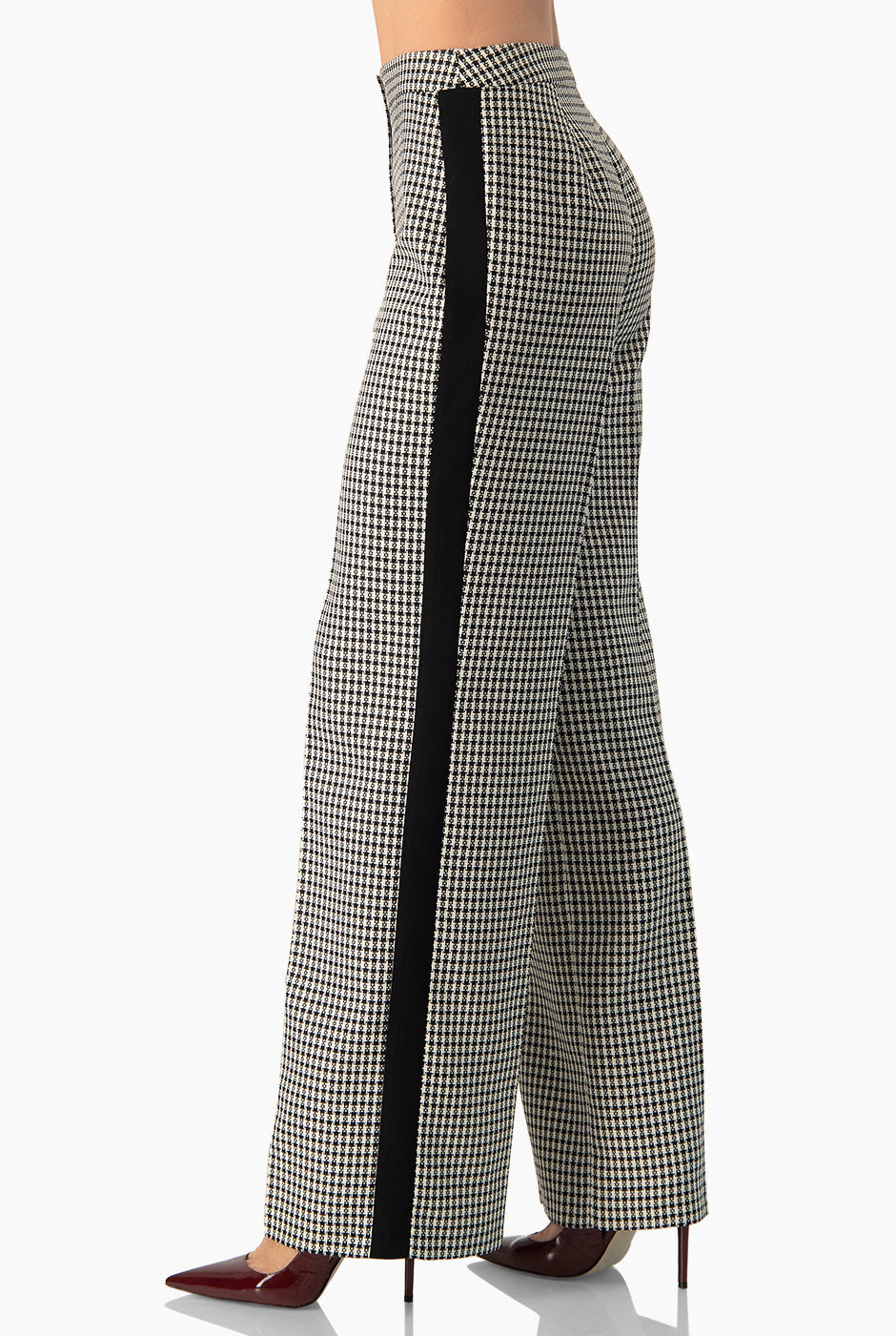 Pantalón negro de pierna amplia con estampado de cuadros y banda lateral