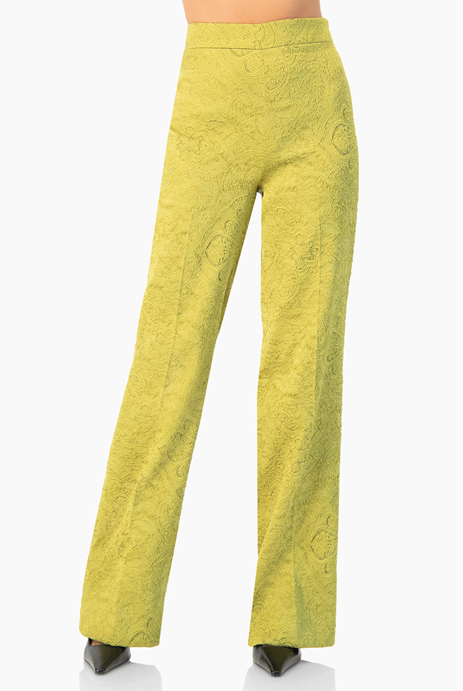 Pantalón verde de pierna amplia con textura visible y dobladillo ancho